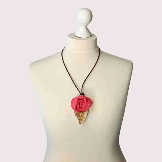 FK-1 Rosenkuss- Filzkette mit Rose & Keramikblatt