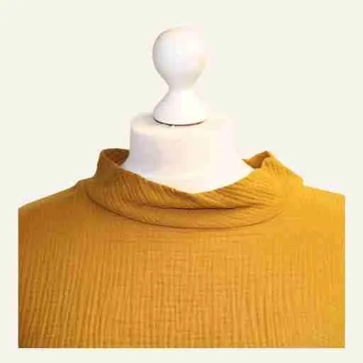 Nahaufnahme des Ausschnitts. Sauber verarbeitet, angenehm und alltagstauglich.