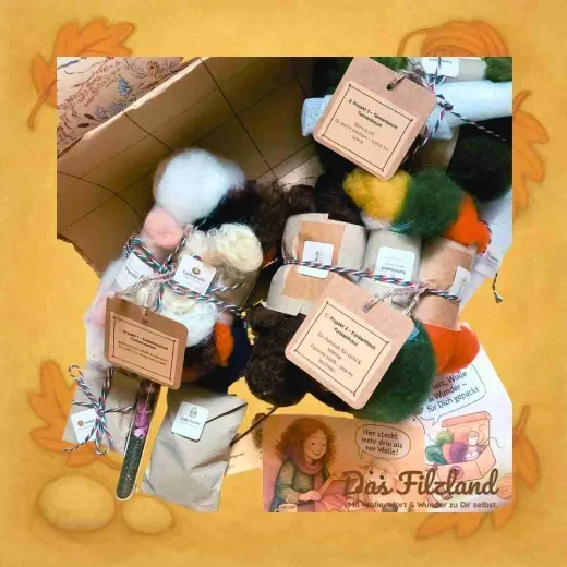 Ausgepackter Inhalt der Winterzauber-Materialbox: sortierte Wollportionen für Funkenwichtel, Funkenhaus und Tannenbaum, Naturmaterialien und Zubehör. Übersichtliche Darstellung der drei Filzprojekte.„Alles, was du brauchst – drei Projekte, ein Zauber.“