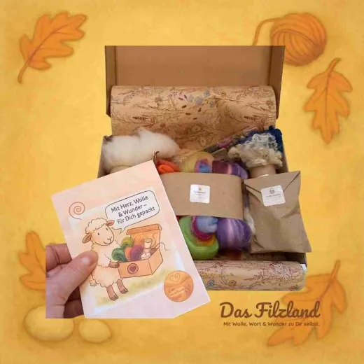 Illustration aus dem Filzland – Lydia und Wolly als fröhliche Begleiter für deine kreative Sommerzeit.