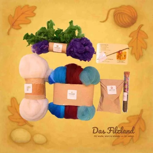 Detailansicht der Materialien – sortierte Wolle, Zubehör und kleine Begleiter aus dem Filzland.