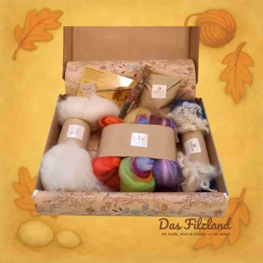 Die geöffnete Winter-Materialbox mit ruhigen Wollfarben, Anleitung und winterlichen Naturdetails.