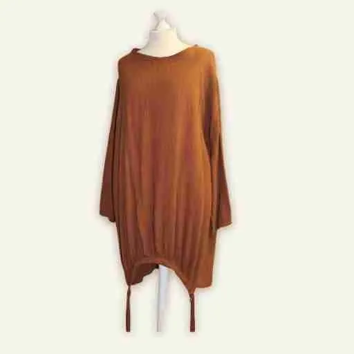 Locker fallendes Musselinkleid aus Baumwoll-Musselin in warmem Gelb. Schlichtes Basisstück von Dressplaner.