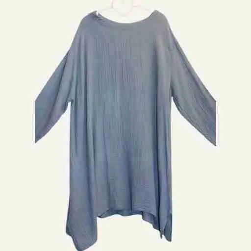 Locker fallendes Musselinkleid aus Baumwoll-Musselin in warmem Gelb. Schlichtes Basisstück von Dressplaner.