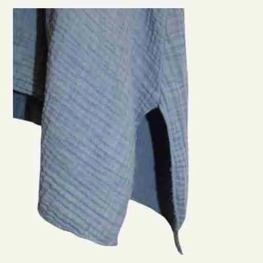 Detailaufnahme des Baumwoll-Musselins mit weicher Struktur und natürlichem Faltenwurf.