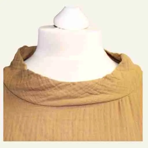 Nahaufnahme des Ausschnitts. Sauber verarbeitet, angenehm und alltagstauglich.