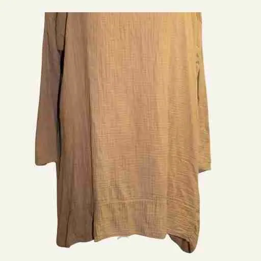 Detailaufnahme des Baumwoll-Musselins mit weicher Struktur und natürlichem Faltenwurf.