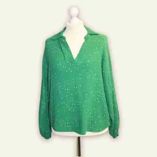 ocker geschnittene Musselinbluse aus Baumwolle in der Farbe [grün]. Schlichtes Basisstück von Dressplaner, ausgewählt für das Filzland.