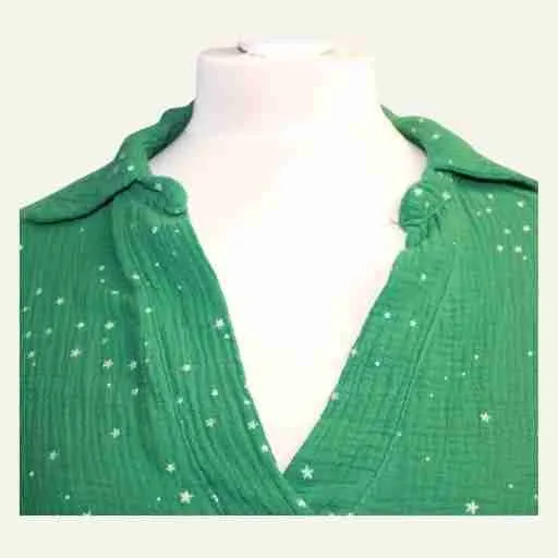 Nahaufnahme des Kragens mit silbernen Sternchen. Schlicht verarbeitet und angenehm zu tragen im Alltag.