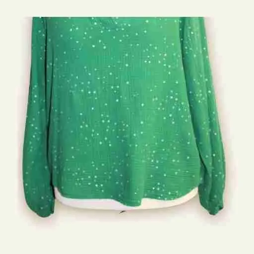 Detailaufnahme des Baumwoll-Musselins mit weicher Struktur und natürlichem Faltenwurf.