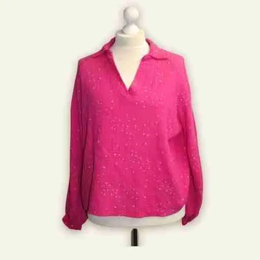 ocker geschnittene Musselinbluse aus Baumwolle in der Farbe [grün]. Schlichtes Basisstück von Dressplaner, ausgewählt für das Filzland.