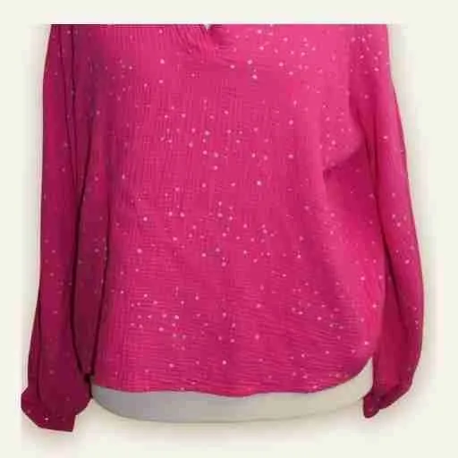 Detailaufnahme des Baumwoll-Musselins mit weicher Struktur und natürlichem Faltenwurf.