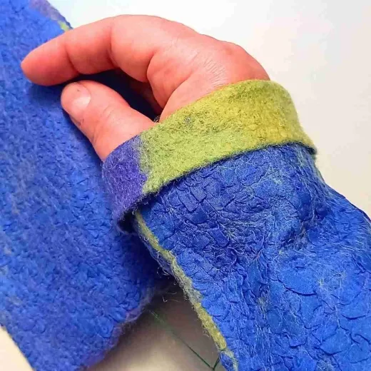 HS-8 Meereszauber – Handstulpen ohne Daumenloch in blau, blaulila, neongelb