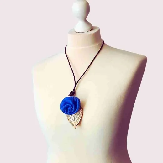 FK-2 Blauhauch- Filzkette mit Rose & Keramikblatt