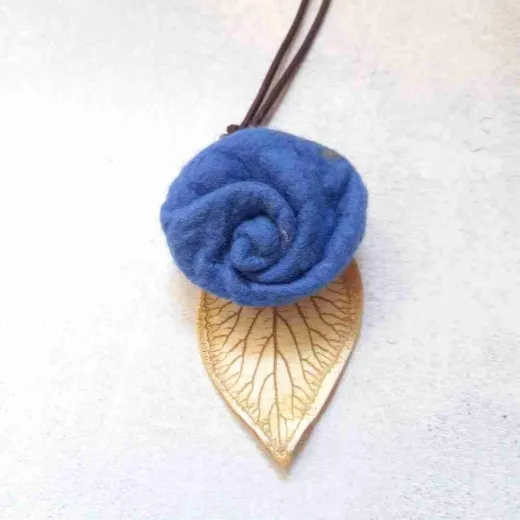 FK-2 Blauhauch- Filzkette mit Rose & Keramikblatt