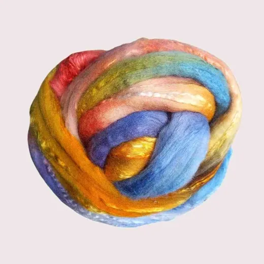 Dieser Kammzug trägt das Licht – in allen Farben. Handgefärbt auf weicher Merino-Seide für farbenfrohe Werke mit Glanz und Seele.