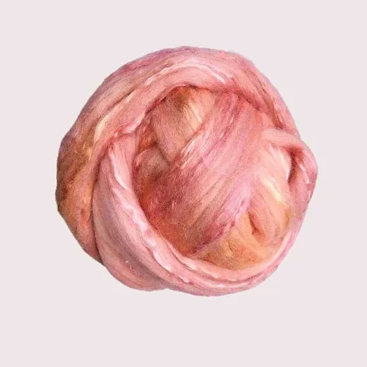 Zarte Farbverläufe und seidiger Glanz vereinen sich im „Rosenblütenzauber“ – handgefärbt auf einer edlen Merino-Lyocell-Mischung.