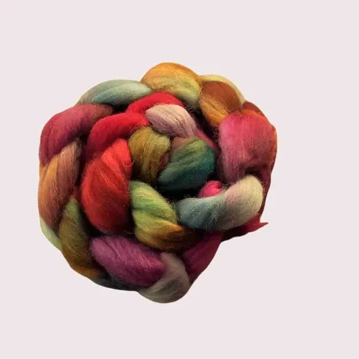 Farbenfroh, weich, handgefärbt: Dieser Kammzug aus Bio-Merinowolle lädt Dich ein, Deine eigene Farbgeschichte zu gestalten – bunt, wild und wunderschön.
