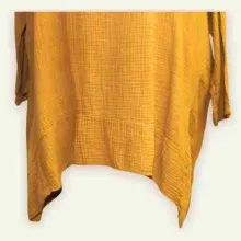 Detailaufnahme des Baumwoll-Musselins mit weicher Struktur und natürlichem Faltenwurf.