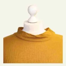 Nahaufnahme des Ausschnitts. Sauber verarbeitet, angenehm und alltagstauglich.