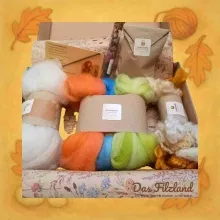 Frühling im Filzland – ein Neubeginn in Wolle Die geöffnete Frühlings-Materialbox mit ausgewählten Wollfarben, Anleitung und kleinen Naturdetails. Artikelbild 2