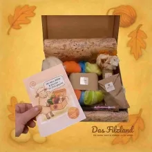 Lydia & Wolly begleiten dich durch den Frühling Illustration aus dem Filzland – Lydia und Wolly als sanfte Begleiter für deinen kreativen Weg.