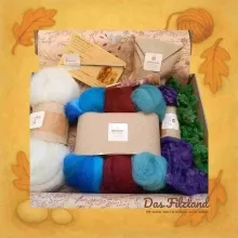 Die geöffnete Herbst-Materialbox mit warmen Wollfarben, Anleitung und herbstlichen Naturdetails. Artikelbild 2
