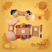 Wolle & Impulse für stille Winterzeit Detailansicht der Materialien – sortierte Wolle, Zubehör und kleine Begleiter aus dem Filzland.