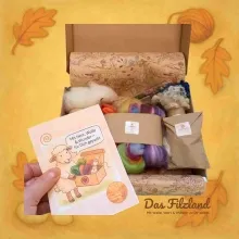 Lydia & Wolly im Winterlicht Illustration aus dem Filzland – Lydia und Wolly als leise Begleiter für dein kreatives Innehalten im Winter.