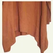 Detailaufnahme des Baumwoll-Musselins mit weicher Struktur und natürlichem Faltenwurf.