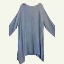 Locker fallendes Musselinkleid aus Baumwoll-Musselin in warmem Gelb. Schlichtes Basisstück von Dressplaner.