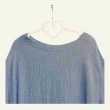 Nahaufnahme des Ausschnitts. Sauber verarbeitet, angenehm und alltagstauglich.