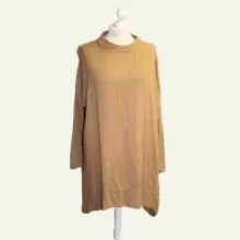 Locker fallendes Musselinkleid aus Baumwoll-Musselin in warmem Gelb. Schlichtes Basisstück von Dressplaner.