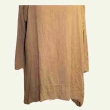 Detailaufnahme des Baumwoll-Musselins mit weicher Struktur und natürlichem Faltenwurf.