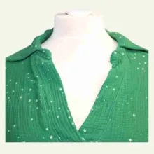 Nahaufnahme des Kragens mit silbernen Sternchen. Schlicht verarbeitet und angenehm zu tragen im Alltag.