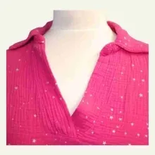 Schnittdetail – Kragen & Verarbeitung Nahaufnahme des Kragens mit silbernen Sternchen. Schlicht verarbeitet und angenehm zu tragen im Alltag.