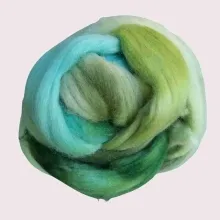 BM-7 Bio-Merinowolle „Morgentau auf Alpenwiese“ – handgefärbter Kammzug