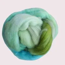 Ein Farbverlauf wie ein klarer Morgen in den Bergen – handgefärbt auf Bio-Merinowolle für kreative Leichtigkeit und Natürlichkeit.