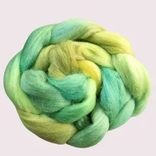 Ein Farbverlauf wie ein klarer Morgen in den Bergen – handgefärbt auf Bio-Merinowolle für kreative Leichtigkeit und Natürlichkeit.