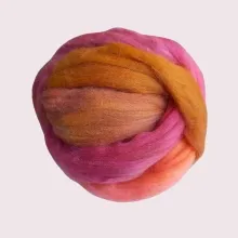 „Ein Sommergruß in Wolle – Orange küsst Rot“ Dieser handgefärbte Kammzug vereint leuchtende Sonnenfarben mit weicher Bio-Merino – für Projekte, die strahlen wollen.