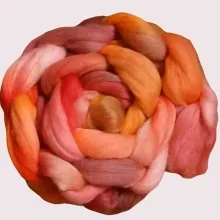 „Ein Sommergruß in Wolle – Orange küsst Rot“ Dieser handgefärbte Kammzug vereint leuchtende Sonnenfarben mit weicher Bio-Merino – für Projekte, die strahlen wollen.