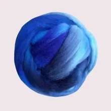 Dieser Kammzug aus Bio-Merinowolle wurde in einem sanften Verlauf von Meeresblau handgefärbt – inspiriert von stillen Tiefen und leisen Gedanken. Ideal zum Filzen, Spinnen & Träumen.