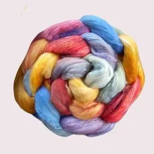 „Ein Lied in Farbe – Regenbogen auf Seide & Wolle“ Dieser Kammzug trägt das Licht – in allen Farben. Handgefärbt auf weicher Merino-Seide für farbenfrohe Werke mit Glanz und Seele.