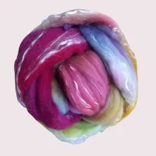 Dieser Kammzug schimmert wie Frost im Sonnenlicht – in kühlen Regenbogenfarben auf glänzender Merino-Lyocell-Faser.