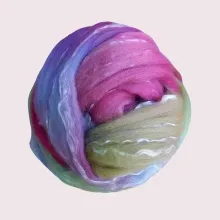 Dieser Kammzug schimmert wie Frost im Sonnenlicht – in kühlen Regenbogenfarben auf glänzender Merino-Lyocell-Faser.