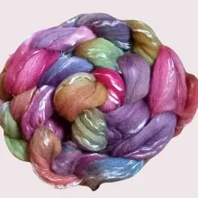 Dieser Kammzug schimmert wie Frost im Sonnenlicht – in kühlen Regenbogenfarben auf glänzender Merino-Lyocell-Faser.