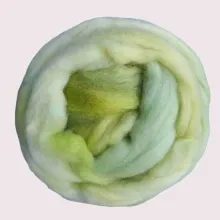 „So duftet der Anfang – Frühlingsgrün aus Merino“ Frisch, weich, natürlich: Dieser Kammzug bringt das Grün der Wiese auf Deine Hände – für Projekte, die wachsen dürfen.