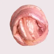 „Wie ein Gedicht in Rosa – Rosenblüten auf Faser“ Zarte Farbverläufe und seidiger Glanz vereinen sich im „Rosenblütenzauber“ – handgefärbt auf einer edlen Merino-Lyocell-Mischung.