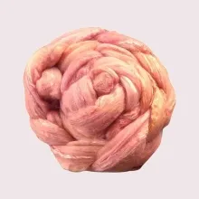 „Wie ein Gedicht in Rosa – Rosenblüten auf Faser“ Zarte Farbverläufe und seidiger Glanz vereinen sich im „Rosenblütenzauber“ – handgefärbt auf einer edlen Merino-Lyocell-Mischung.