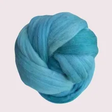 „Wie ein Windstoß vom Meer – frische Farbe auf weicher Wolle“ Türkis und Blau, handgefärbt auf weicher Bio-Merinowolle – für klare Filzprojekte mit dem Duft von Weite und Leichtigkeit.